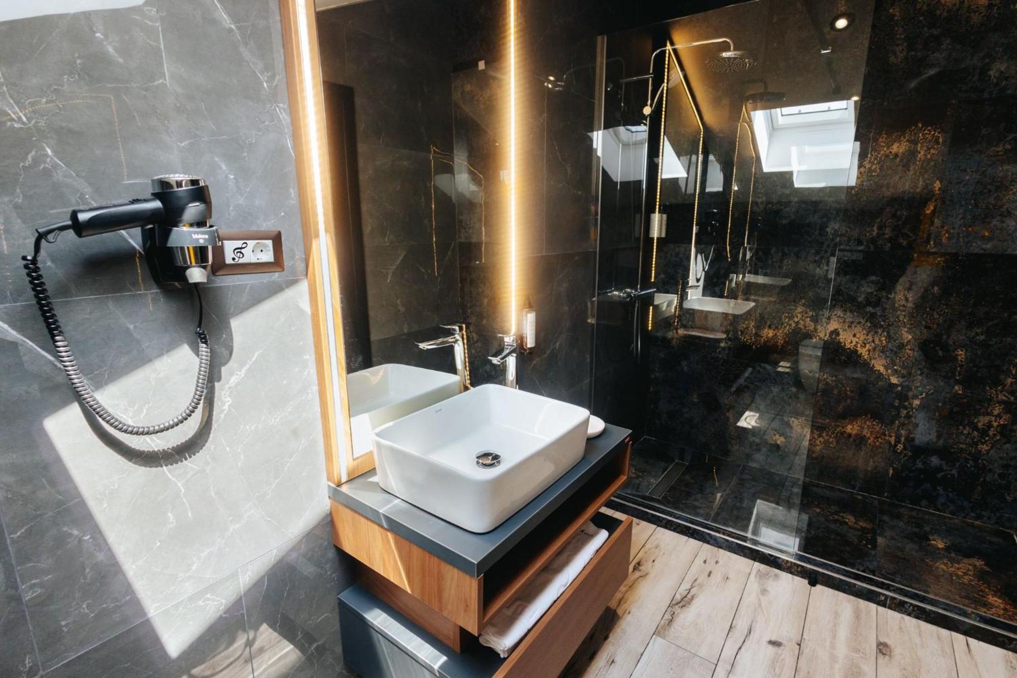Hotel Goya Boutique Тыргу-Жиу Экстерьер фото