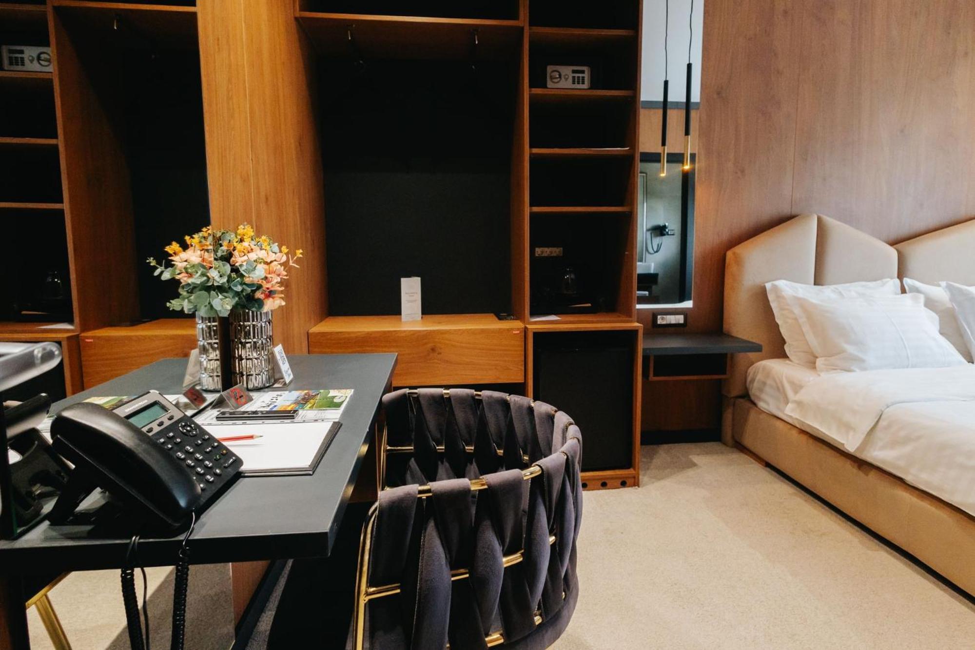 Hotel Goya Boutique Тыргу-Жиу Экстерьер фото