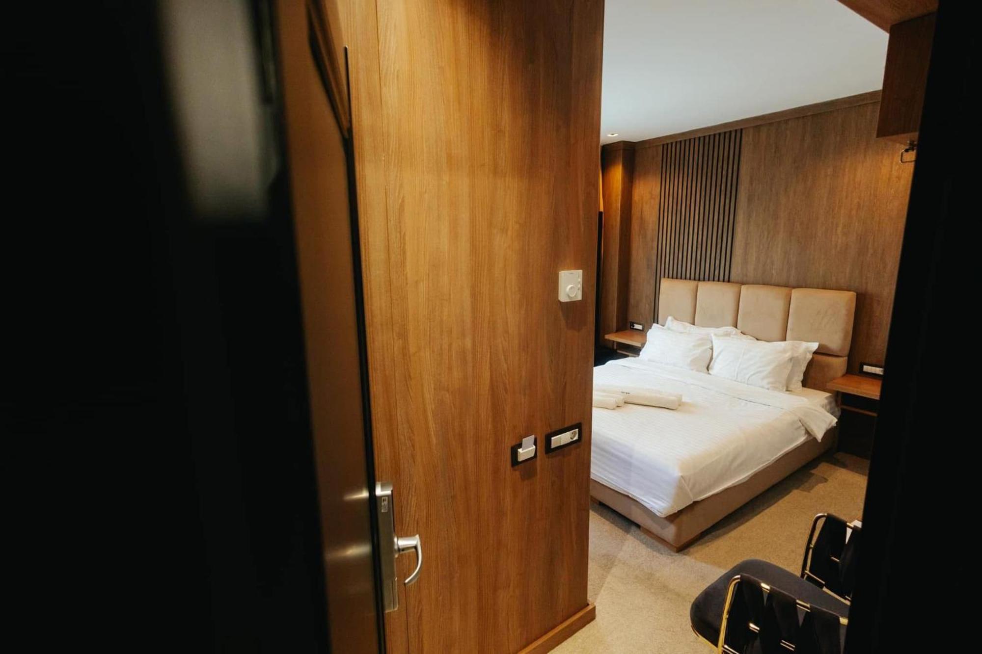 Hotel Goya Boutique Тыргу-Жиу Экстерьер фото